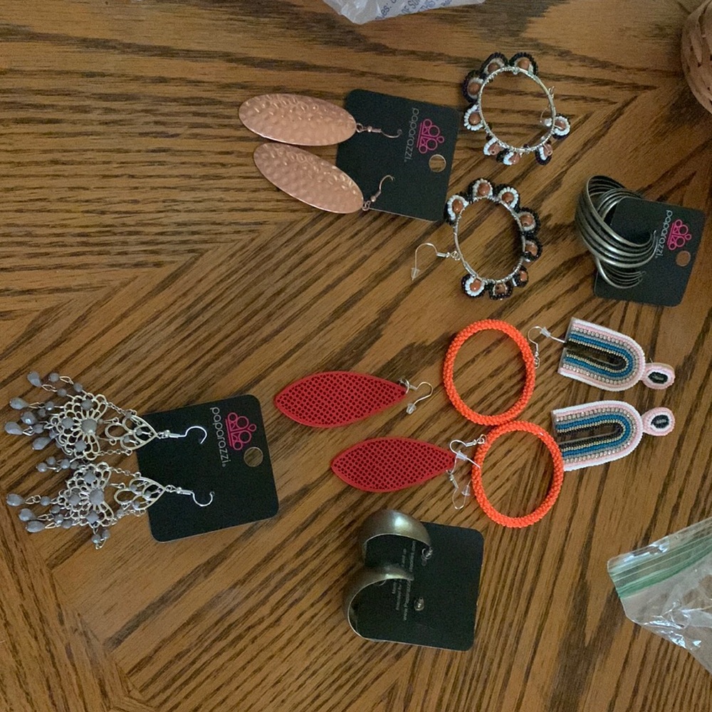 Out of business 8  earrings paparazzi $2.75 a piece